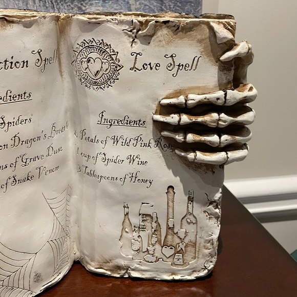 Skeleton hand Halloween spell book - Picture 6 of 6